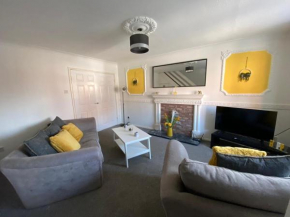 Recently Furnished Stylish 3 Bed House by Town and Beach